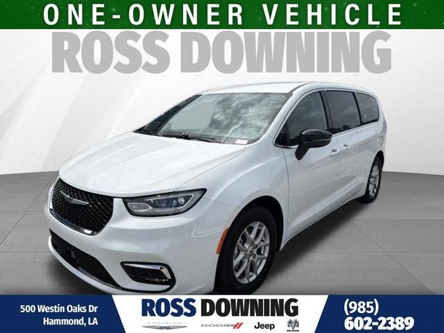 2025 Chrysler Pacifica Select's photo